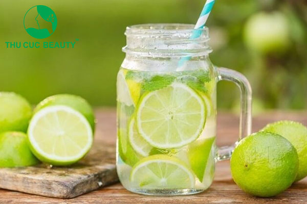 Xăm môi uống nước chanh được không?