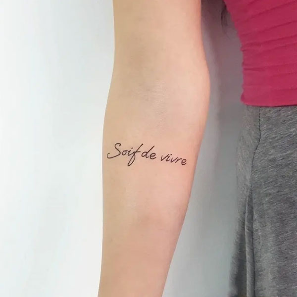 Tattoo chữ tiếng anh ý nghĩa cánh tay