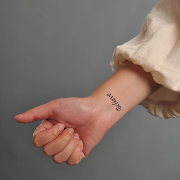 Tattoo chữ tiếng anh ý nghĩa cổ tay