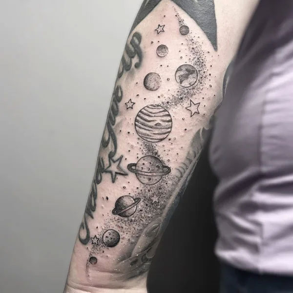 Tattoo galaxy ở cánh tay