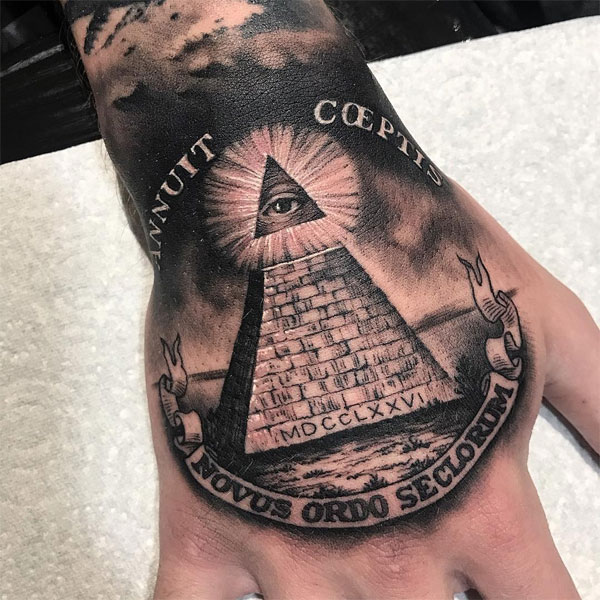 Tattoo kim tự tháp bàn tay