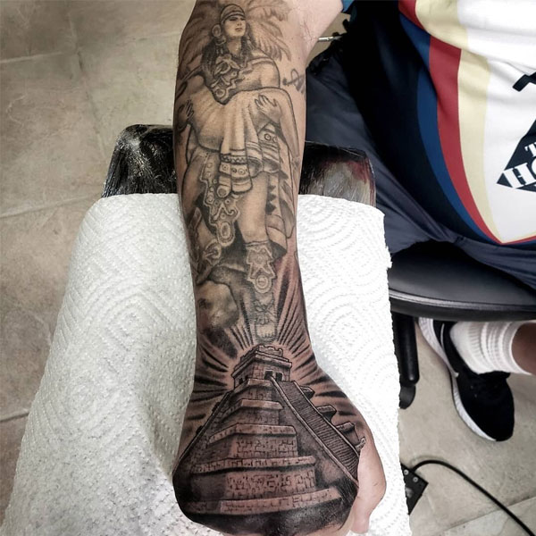 Tattoo kim tự tháp bit cánh tay