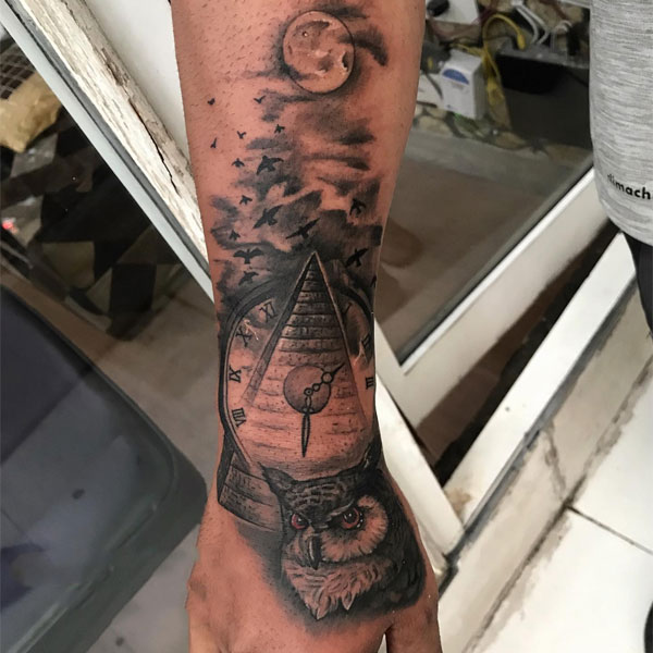 Tattoo kim tự tháp cánh tay