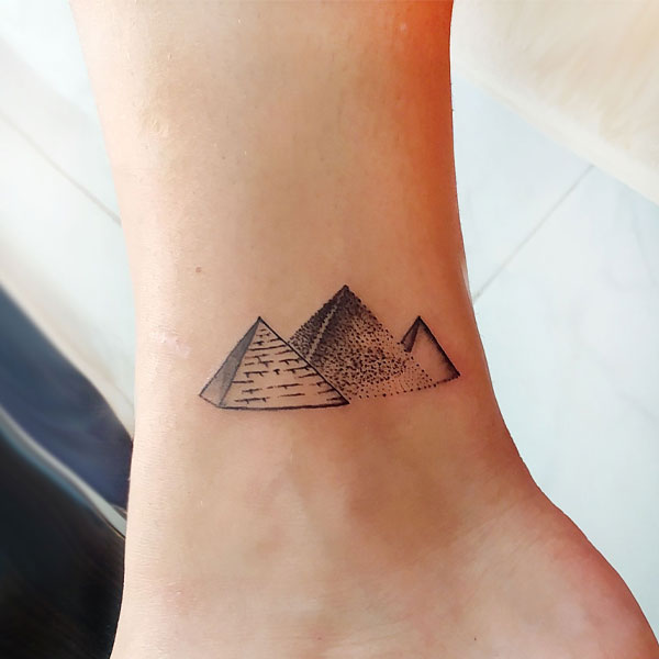 Tattoo kim tự tháp cổ chân
