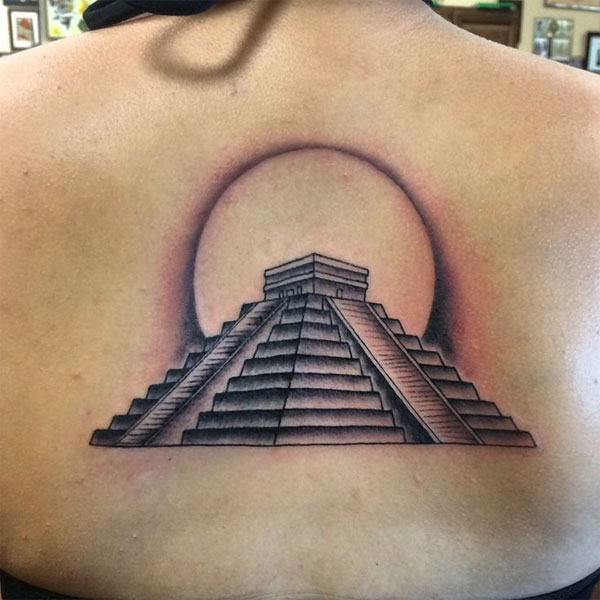 Tattoo kim tự tháp dành cho nữ