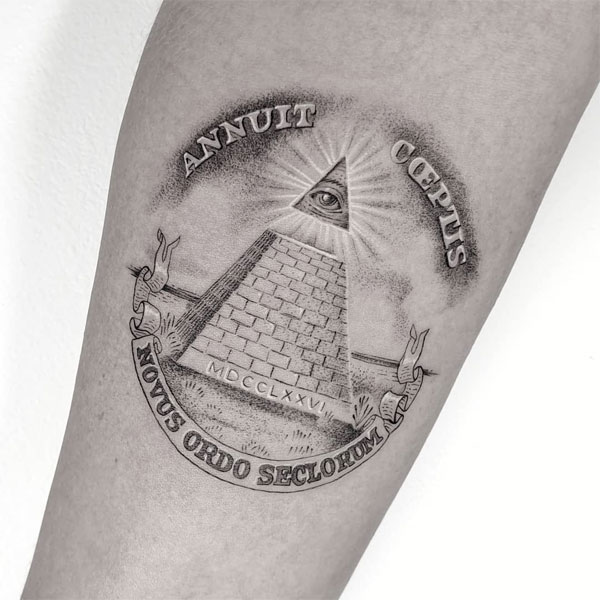 Tattoo kim tự tháp đen trắng