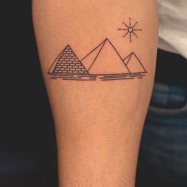 Tattoo kim tự tháp đơn giản đẹp