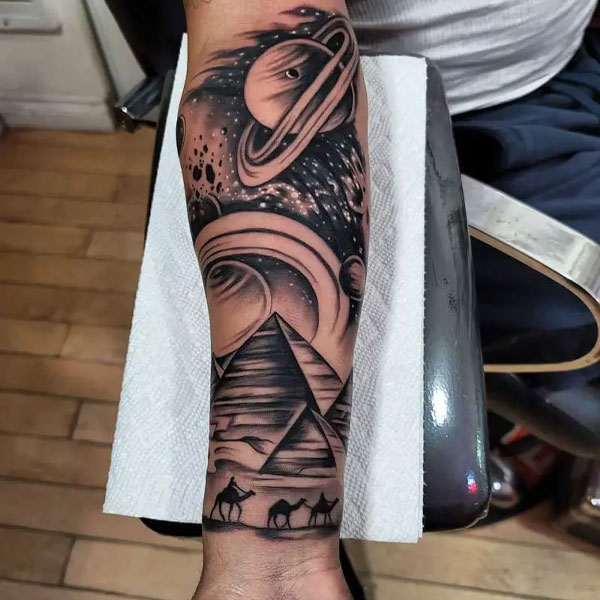 Tattoo kim tự tháp full cánh tay