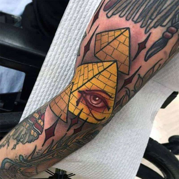 Tattoo kim tự tháp kín chân