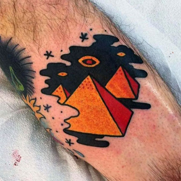 Tattoo kim tự tháp máu sắc
