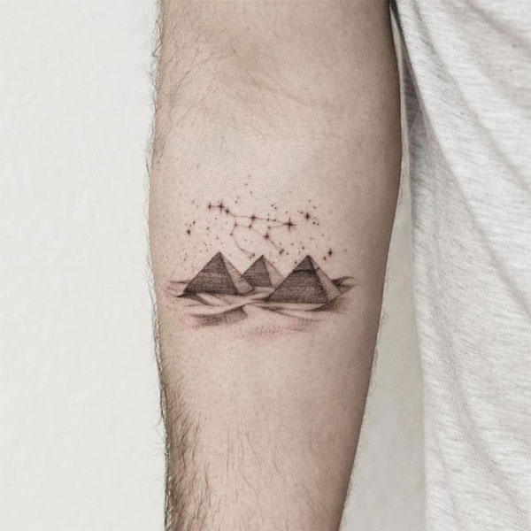 Tattoo kim tự tháp mini đẹp