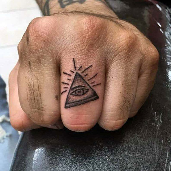 Tattoo kim tự tháp ngón tay