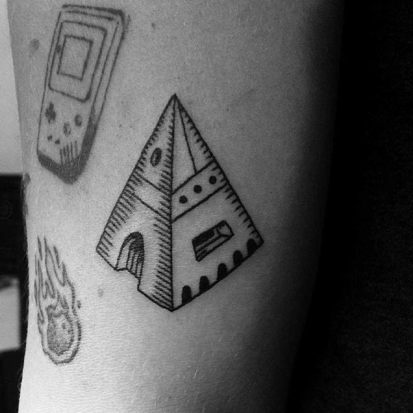 Tattoo kim tự tháp nhỏ