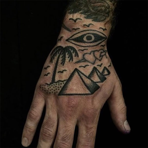 Tattoo kim tự tháp ở bàn tay