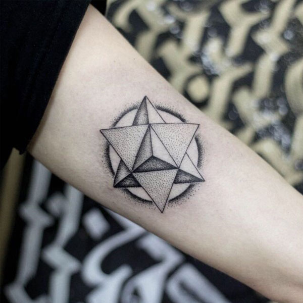 Tattoo kim tự tháp ở bàn tay