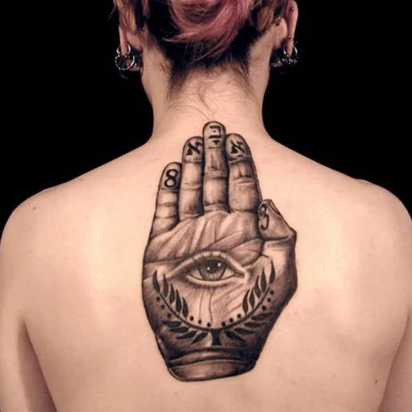 Tattoo kim tự tháp ở lưng đẹp