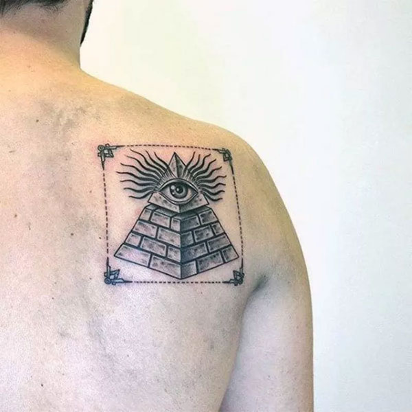 Tattoo kim tự tháp ở lưng