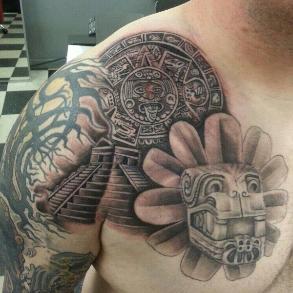 Tattoo kim tự tháp ở ngực