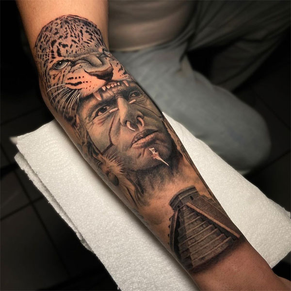 Tattoo kim tự tháp ở tay