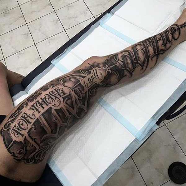 Tattoo kín chân chữ