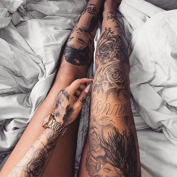 Tattoo kín chân hoa hồng