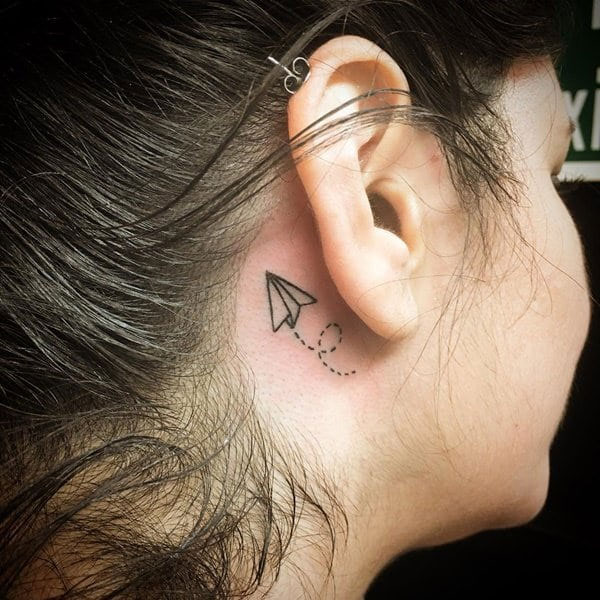 Tattoo máy bay mang tai