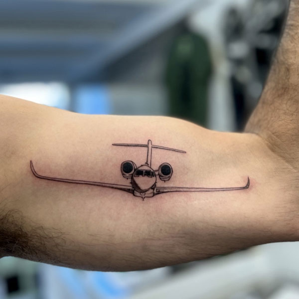 Tattoo máy bay ở bắp tay