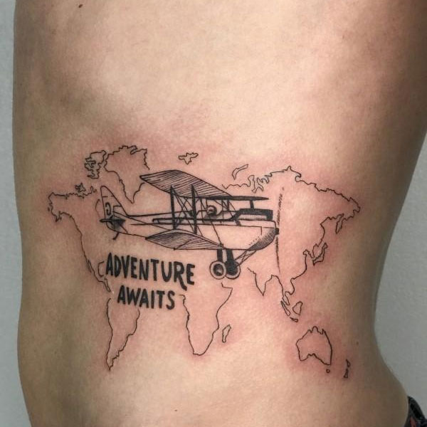 Tattoo máy bay ở bụng