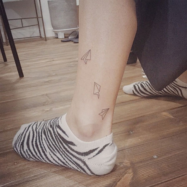 Tattoo máy bay ở chân