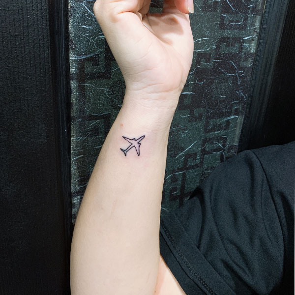 Tattoo máy bay ở cổ tay