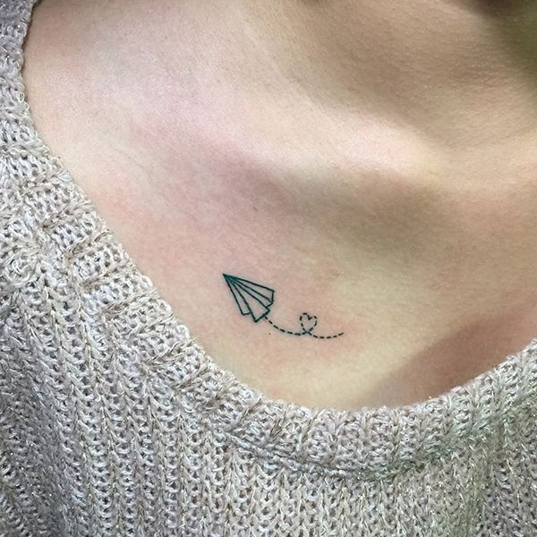 Tattoo máy bay ở ngực