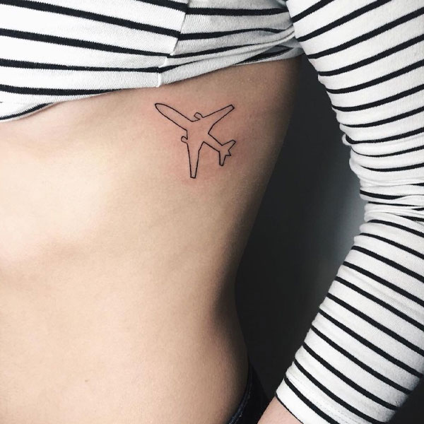 Tattoo máy bay ở sườn