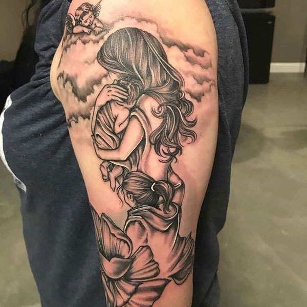 Tattoo mẹ ôm con bắp tay