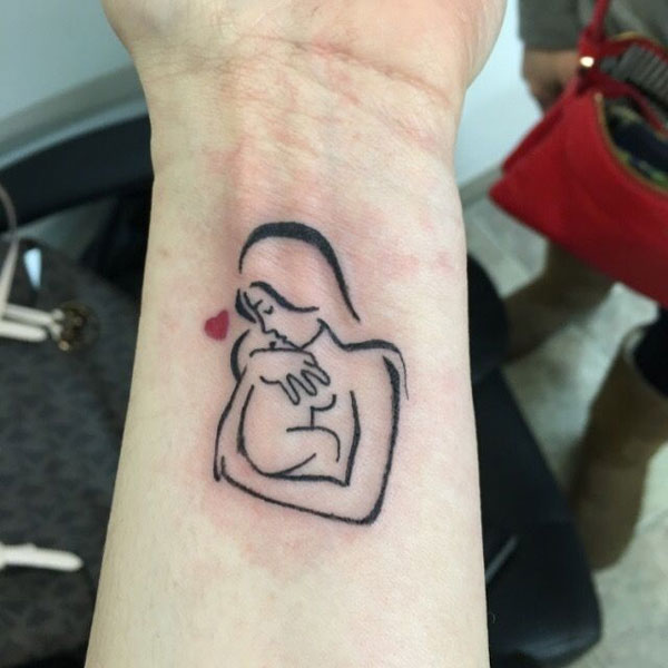 Tattoo mẹ ôm con cổ tay siêu đẹp