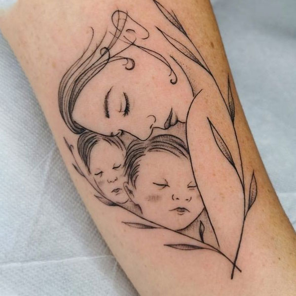 Tattoo mẹ ôm con đáng yêu