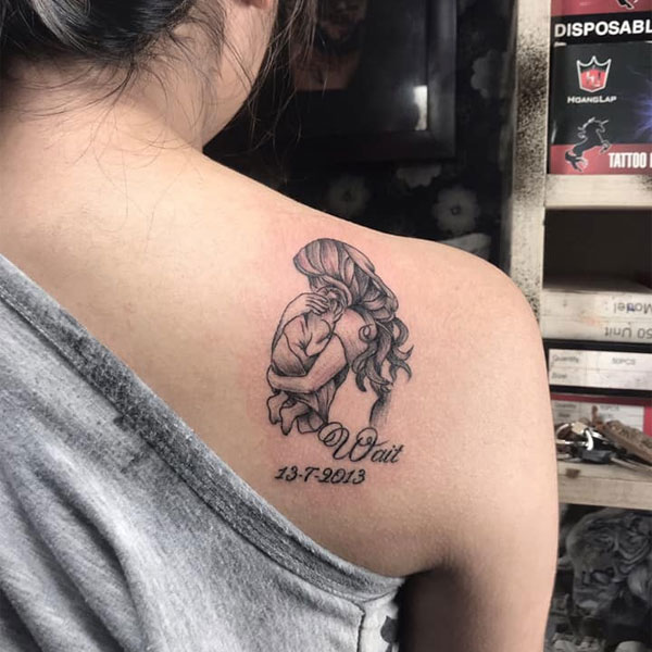 Tattoo mẹ ôm con đẹp cho nữ