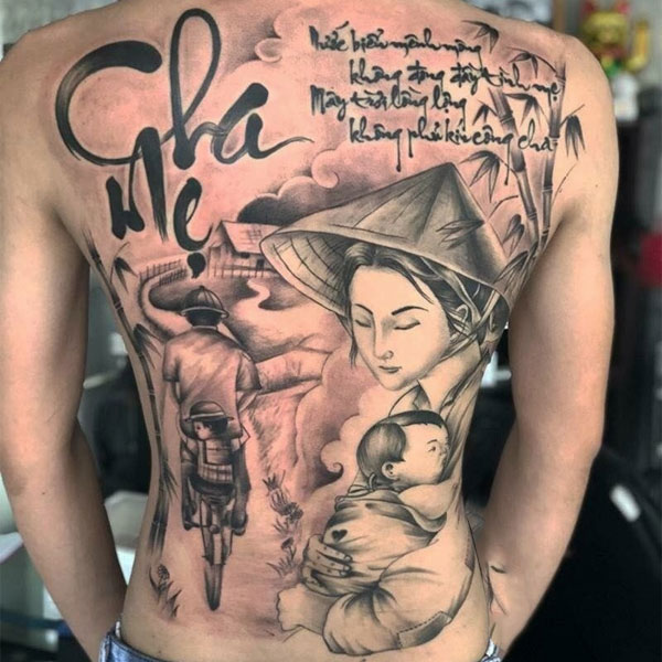 Tattoo mẹ ôm con kín lưng