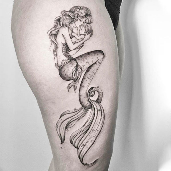 Tattoo mẹ ôm con nàng tiên cá