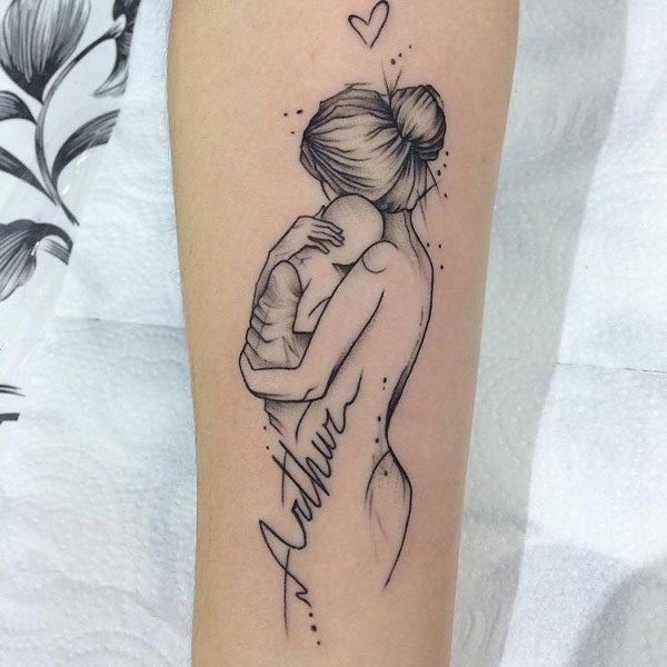 Tattoo mẹ ôm con ở chân siêu đẹp