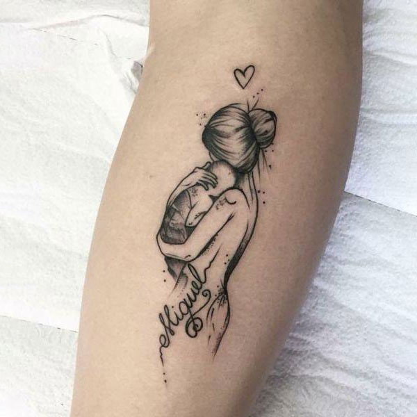Tattoo mẹ ôm con ở chân