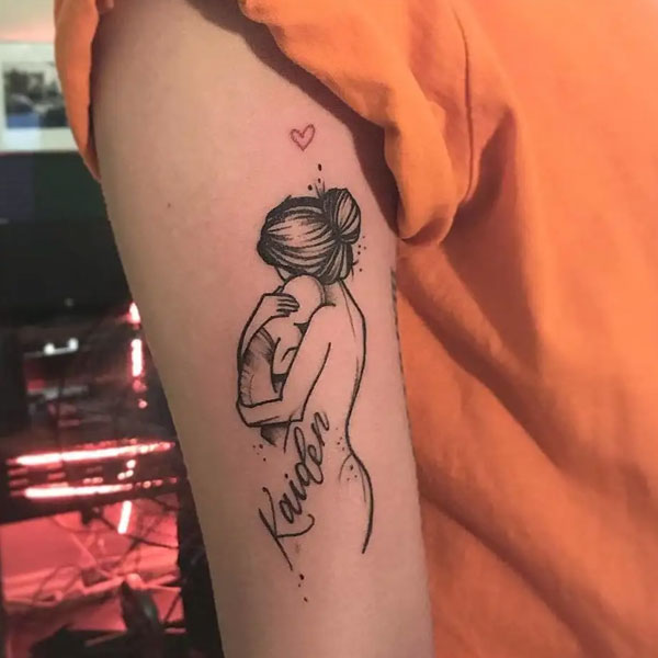 Tattoo mẹ ôm con ở tay đẹp
