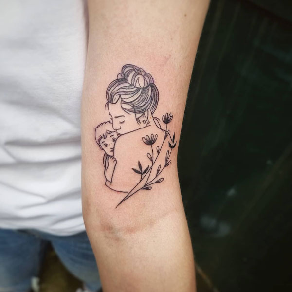 Tattoo mẹ ôm con ở tay siêu đẹp