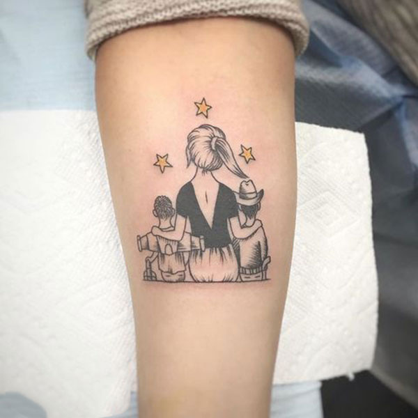 Tattoo mẹ ôm con ở tay