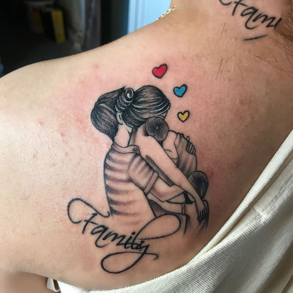 Tattoo mẹ ôm con sau lưng