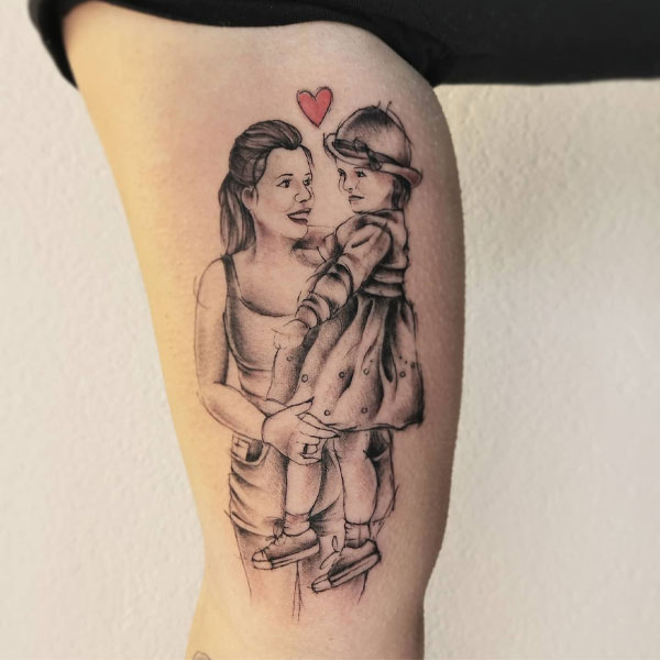 Tattoo mẹ ôm con siêu đáng yêu