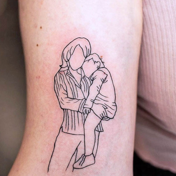Tattoo mẹ ôm con tay siêu đẹp