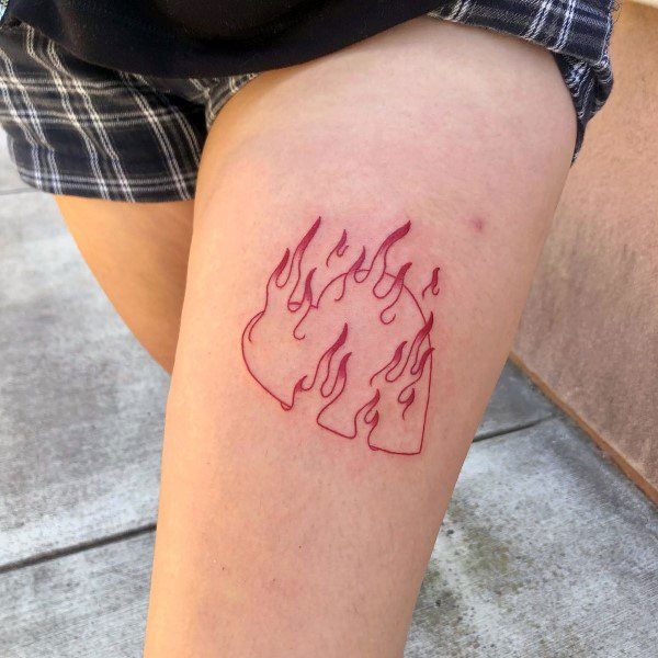 Tattoo mệnh hỏa lửa ở đùi