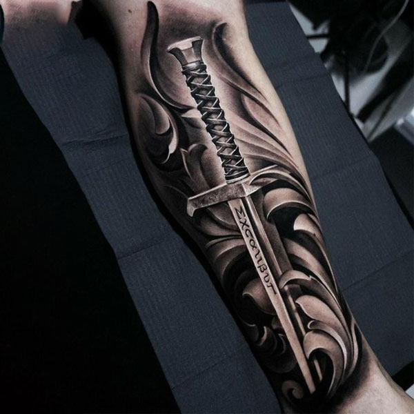 Tattoo mệnh kim thanh kiếm cánh tay