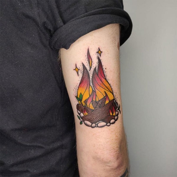 Tattoo ngọn lửa bắp tay