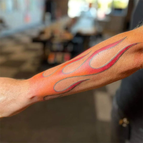 Tattoo ngọn lửa cánh tay đẹp
